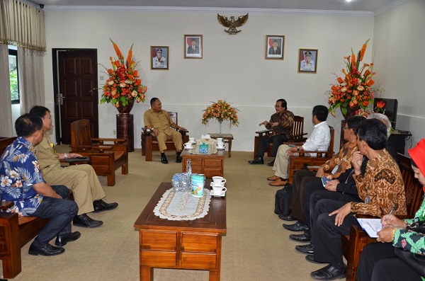 Badan Litbang Remajakan Kelapa Unggul di Sulut